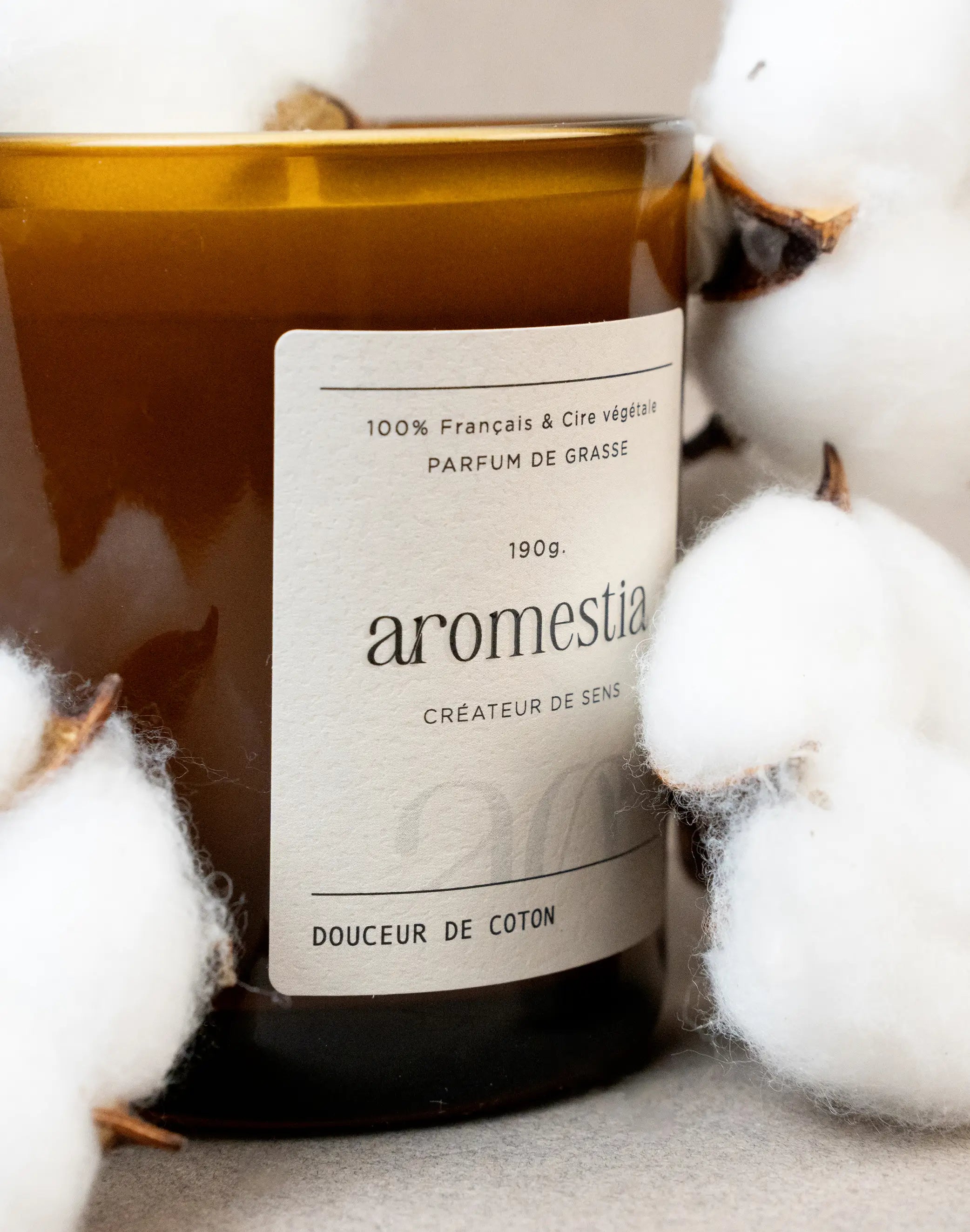 Bougie fleur de coton Aromestia avec un contenant ambré