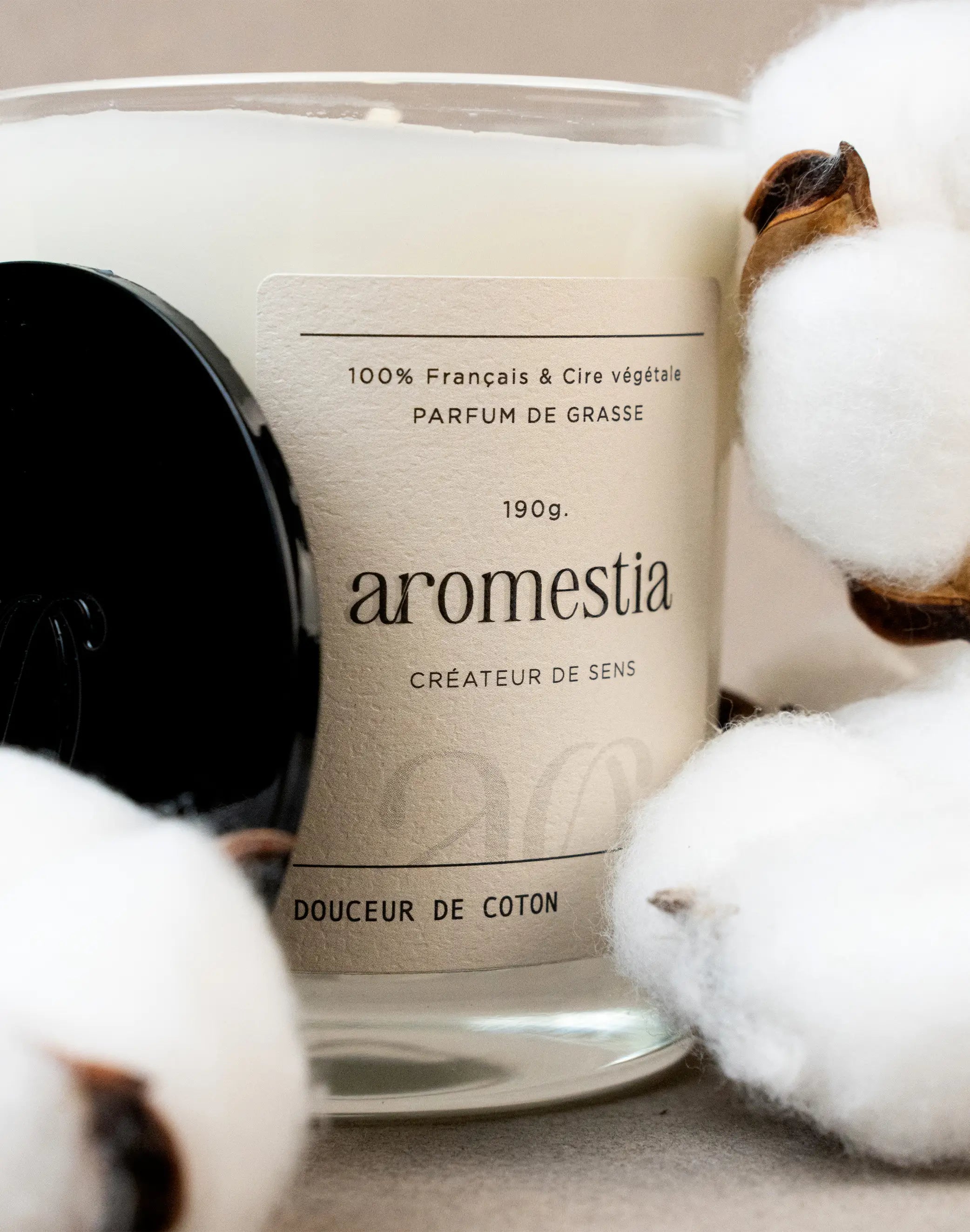 Bougie fleur de coton Aromestia avec un contenant transparent et du coton autour