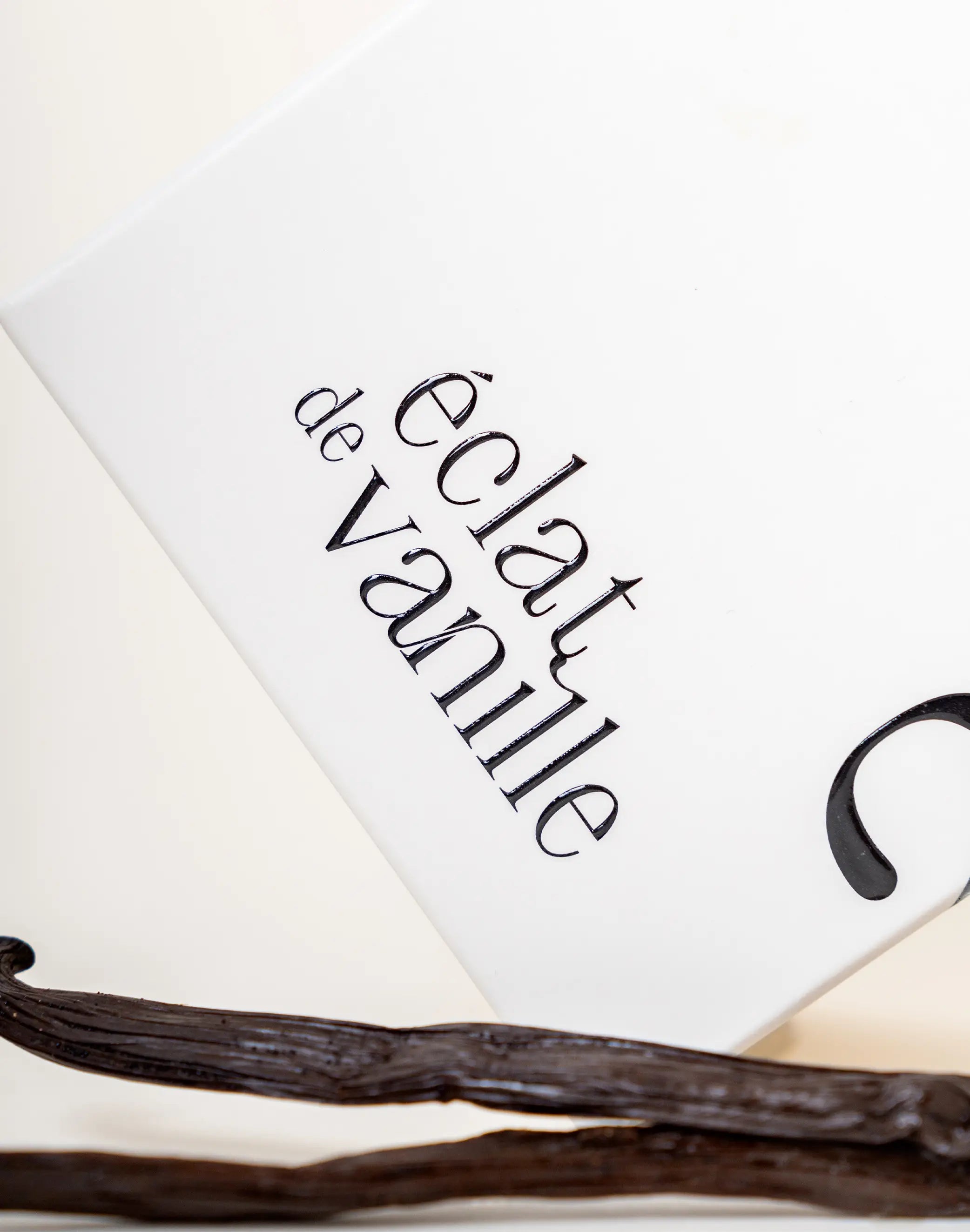 Emballage de la bougie vanille Aromestia accompagné de gousses de vanille