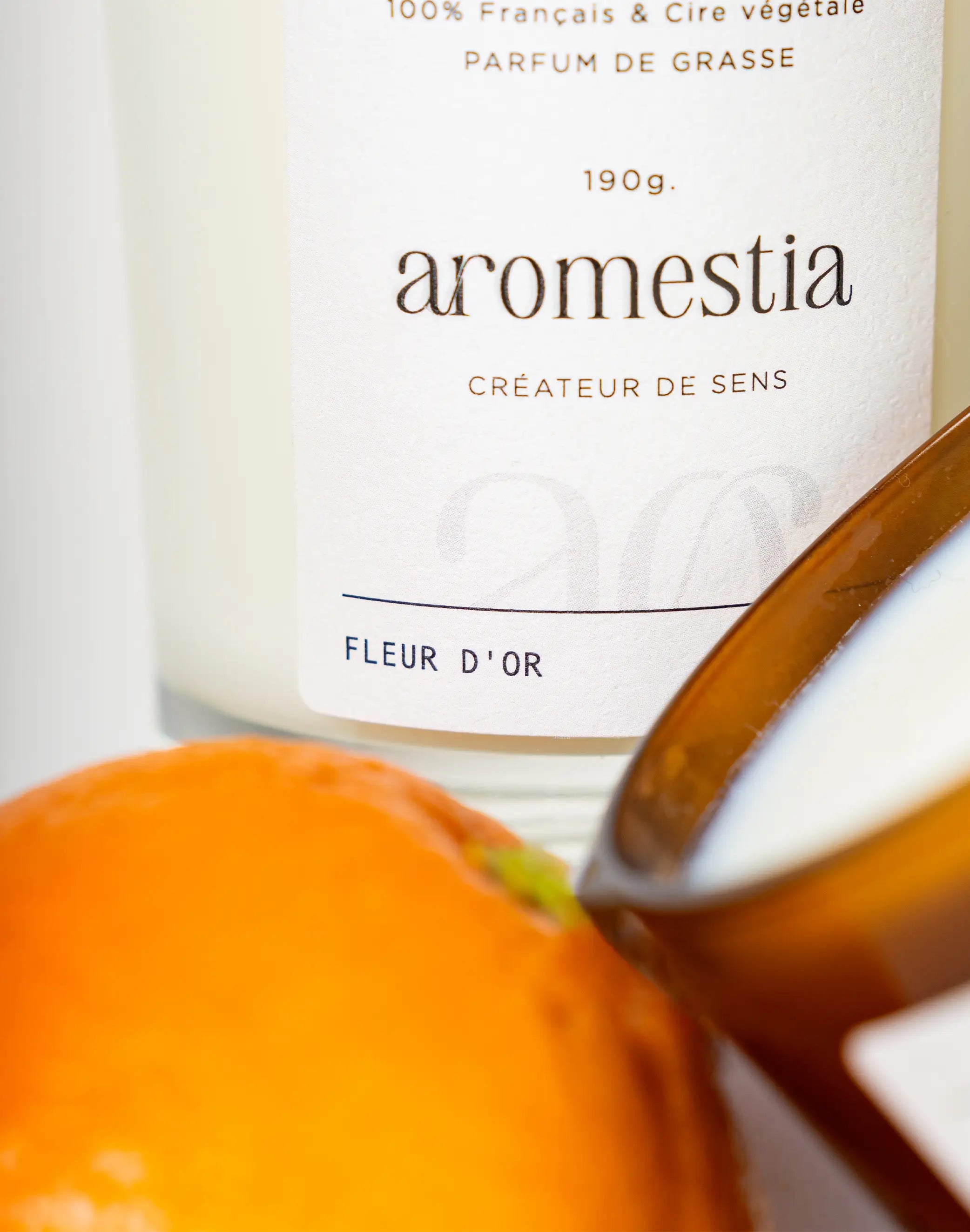 Gros plan bougie fleur d'or Aromestia