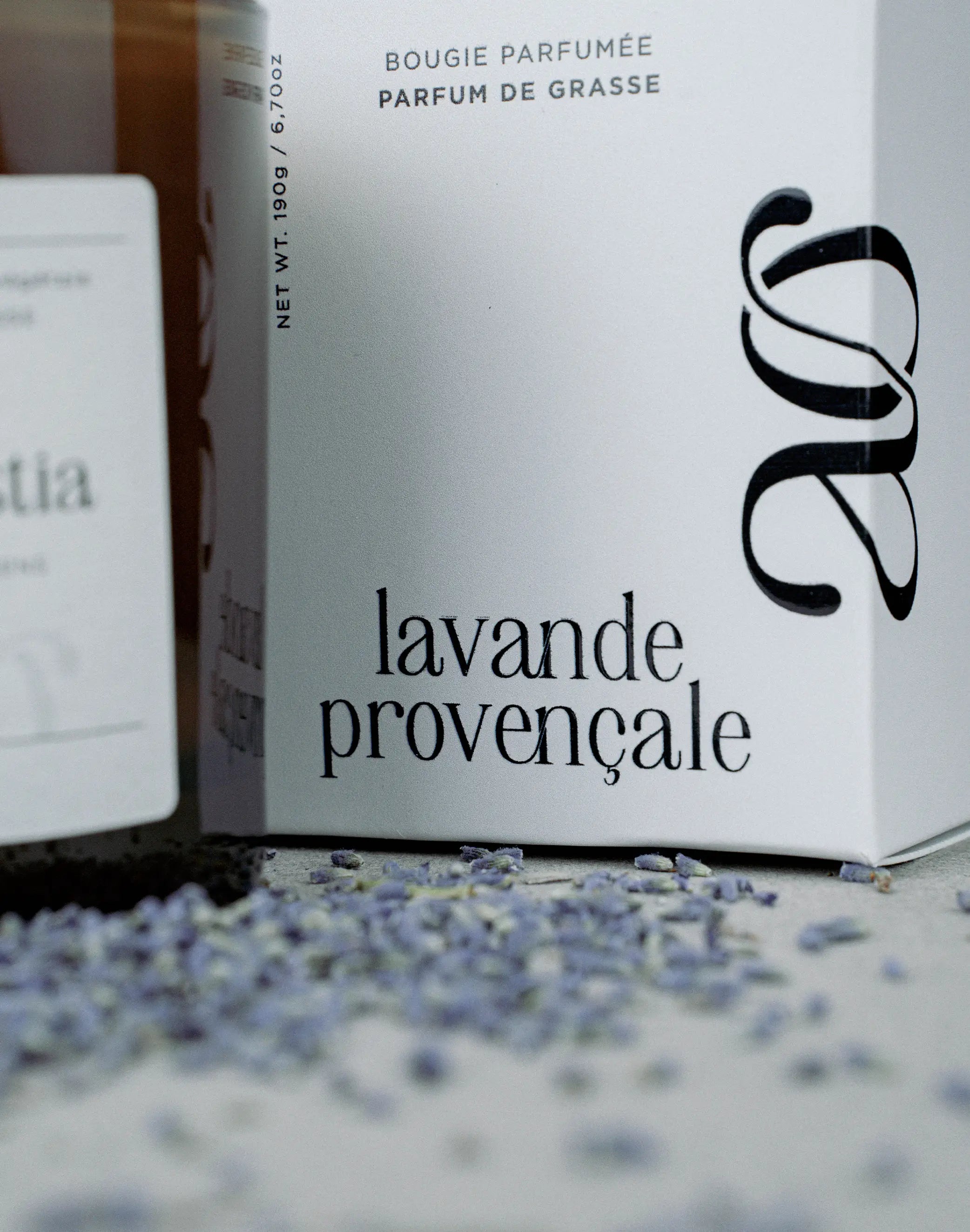 Gros plan sur l'emballage de la bougie lavande Aromestia